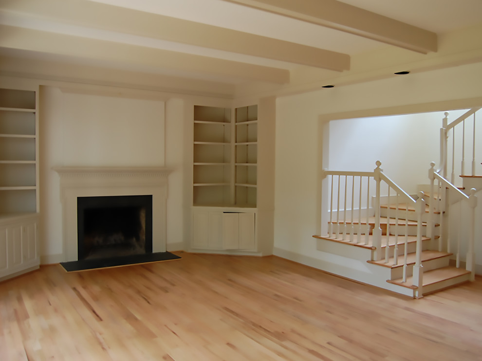 Foto de salón para visitas cerrado clásico grande sin televisor con paredes beige, suelo de madera clara, todas las chimeneas y marco de chimenea de yeso