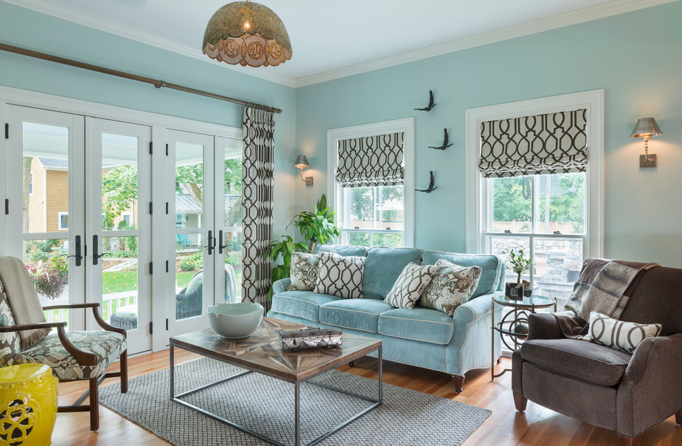 Diseño de salón cerrado clásico con paredes azules y suelo de madera en tonos medios