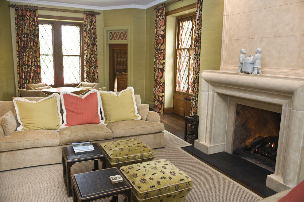 Свежая идея для дизайна: гостиная комната в классическом стиле с темным паркетным полом, зелеными стенами, стандартным камином и коричневым полом - отличное фото интерьера
