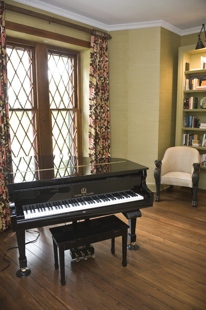 Идея дизайна: гостиная комната в классическом стиле с зелеными стенами, музыкальной комнатой и красивыми шторами