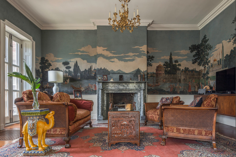 Exemple d'un grand salon chic fermé avec une salle de réception, un mur multicolore, un sol en bois brun, une cheminée standard, un manteau de cheminée en pierre et un téléviseur indépendant.