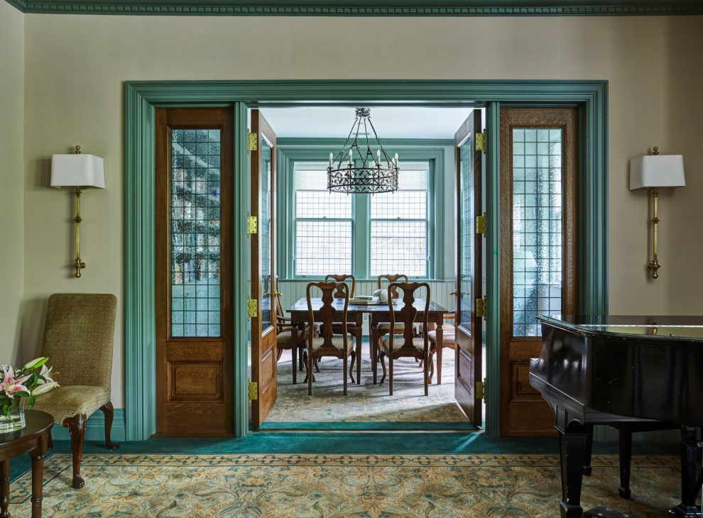Свежая идея для дизайна: изолированная гостиная комната среднего размера в классическом стиле с с книжными шкафами и полками, серыми стенами, ковровым покрытием и разноцветным полом - отличное фото интерьера