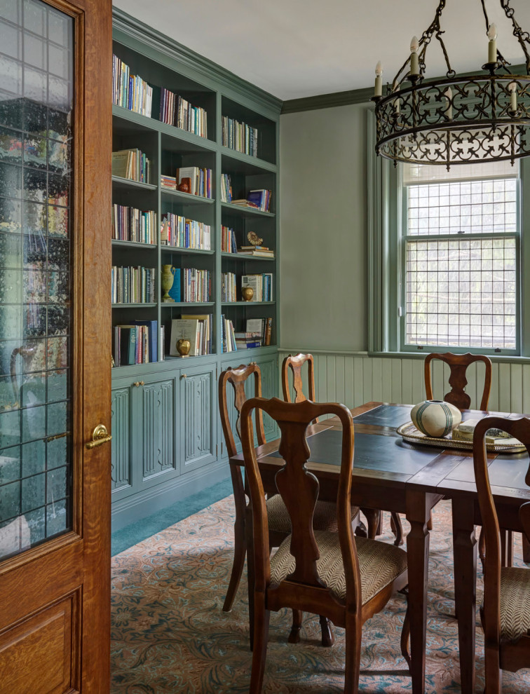 Foto de biblioteca en casa cerrada tradicional de tamaño medio con paredes grises, moqueta y suelo multicolor