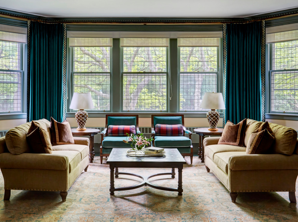 Großes, Abgetrenntes Klassisches Wohnzimmer mit beiger Wandfarbe, Teppichboden und buntem Boden in Chicago