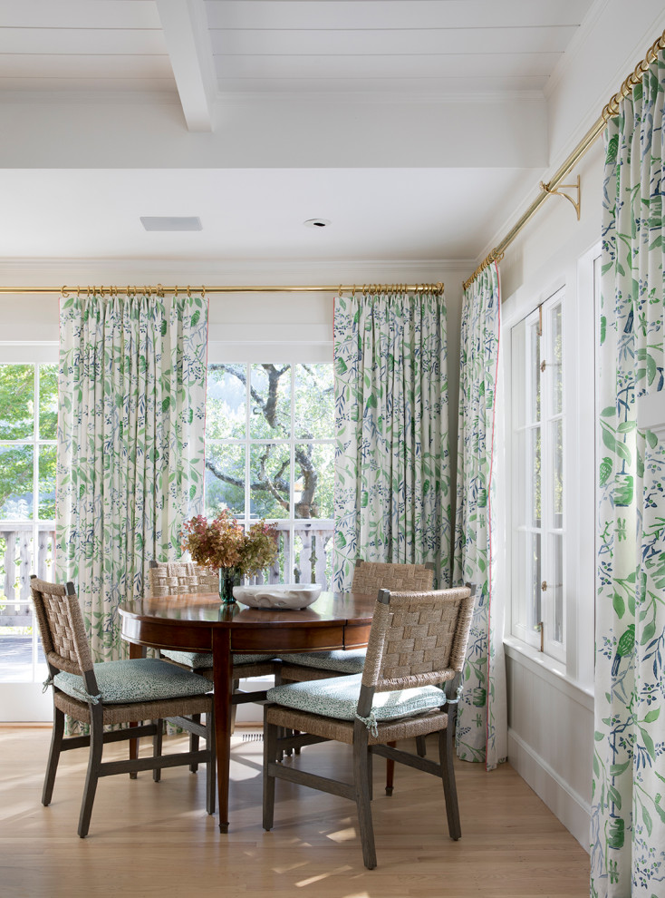 Inspiration pour un très grand salon traditionnel en bois ouvert avec un mur blanc, parquet clair, une cheminée standard, un manteau de cheminée en brique, un sol beige et un plafond à caissons.