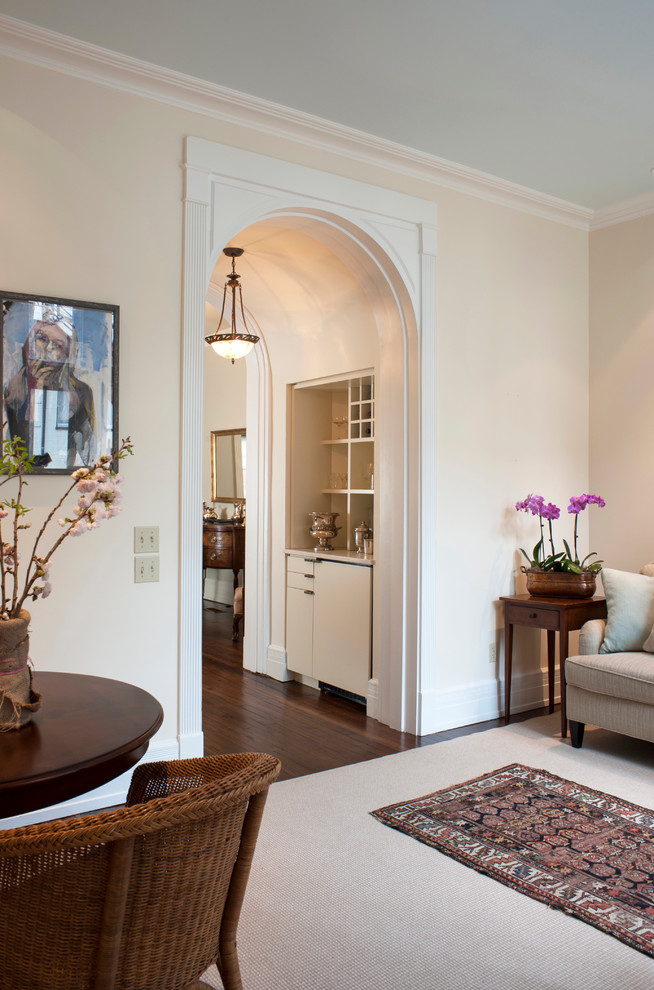 Mittelgroßes, Abgetrenntes Klassisches Wohnzimmer ohne Kamin mit beiger Wandfarbe und Teppichboden in Washington, D.C.