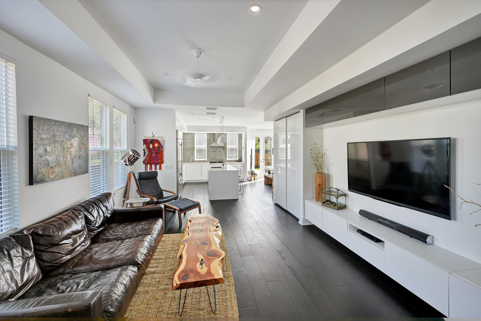 Idee per un soggiorno moderno di medie dimensioni e aperto con pareti bianche, parquet scuro, TV a parete e pavimento marrone