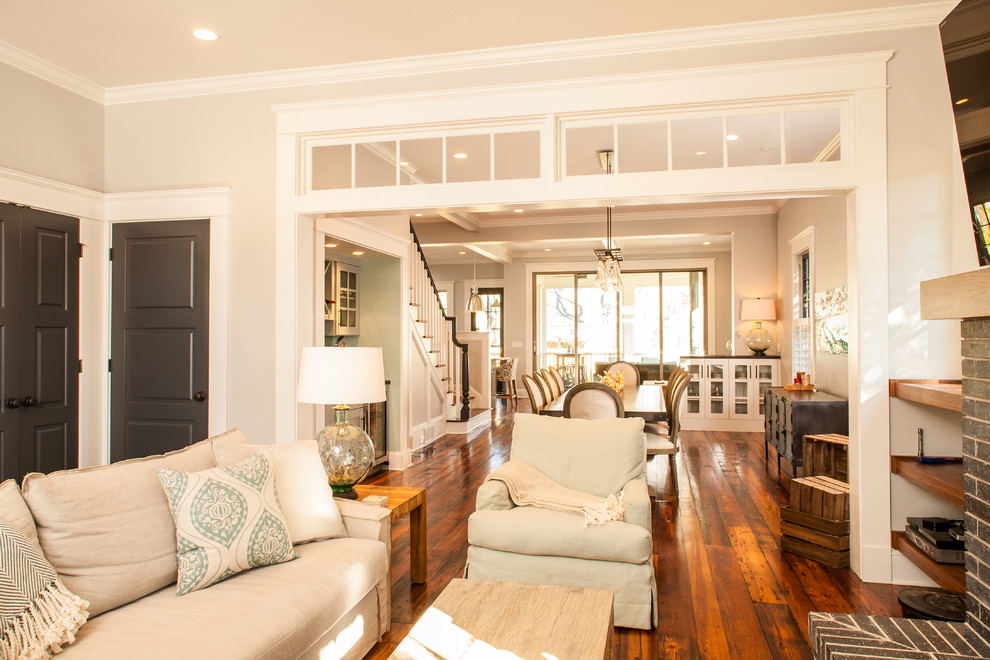 Foto di un soggiorno american style chiuso con pareti beige e pavimento in legno massello medio