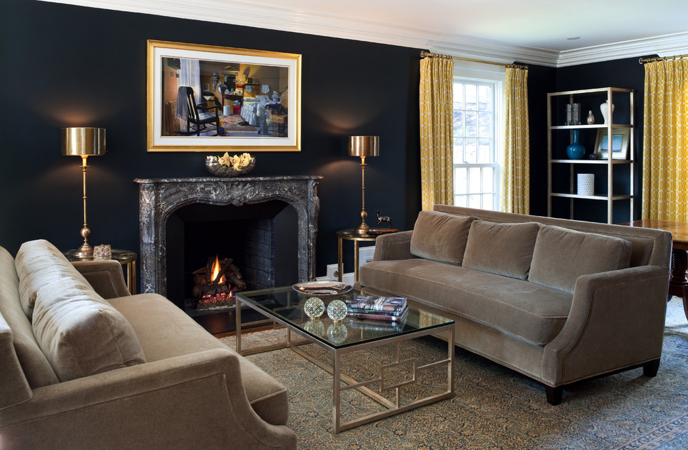 Свежая идея для дизайна: гостиная комната в стиле неоклассика (современная классика) с черными стенами и коричневым диваном - отличное фото интерьера