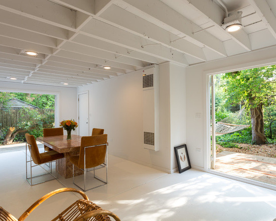 Идея дизайна: парадная, открытая гостиная комната среднего размера в скандинавском стиле с белыми стенами и мраморным полом без камина, телевизора