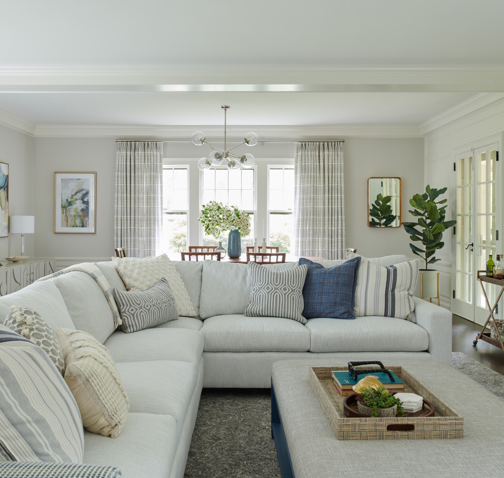 Offenes Retro Wohnzimmer mit beiger Wandfarbe, dunklem Holzboden, TV-Wand und braunem Boden in Sonstige