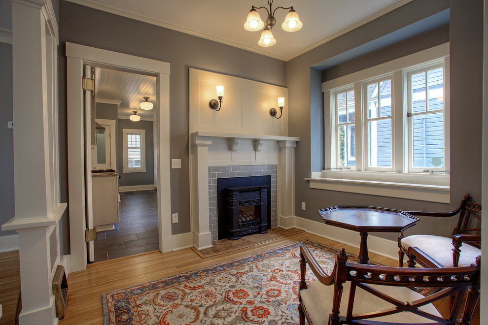 Großes, Repräsentatives, Abgetrenntes Klassisches Wohnzimmer mit grauer Wandfarbe, hellem Holzboden, Kamin und gefliester Kaminumrandung in Seattle