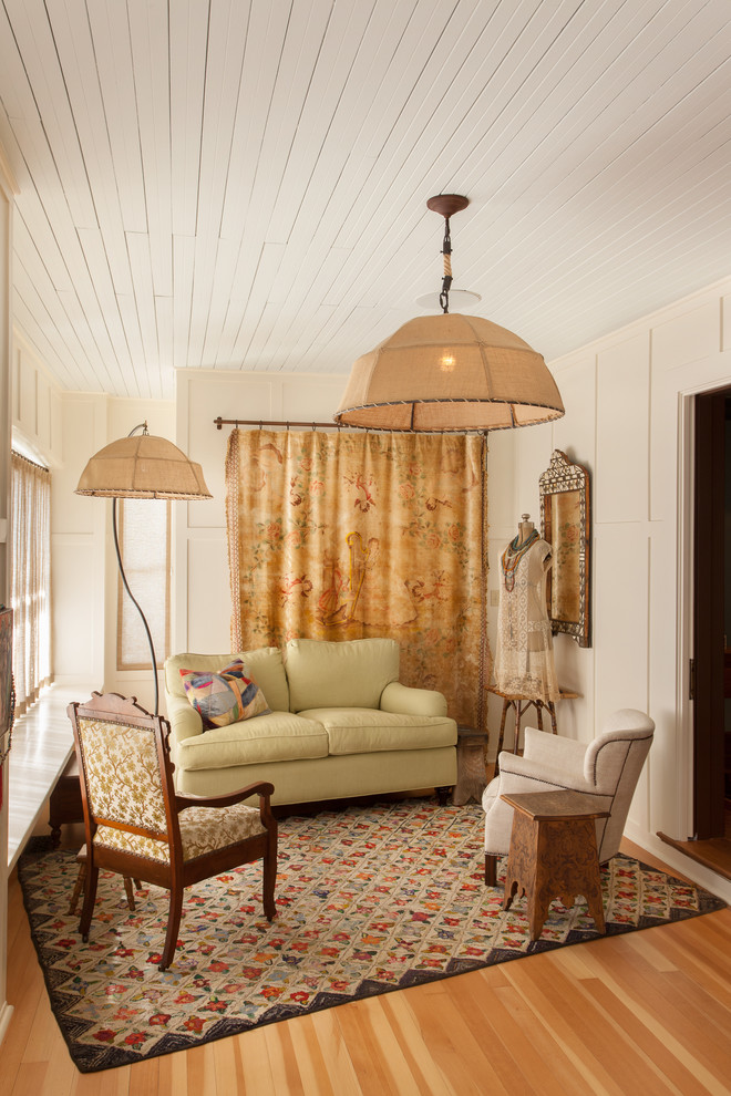 Idéer för mellanstora vintage separata vardagsrum, med ett finrum, vita väggar och mellanmörkt trägolv