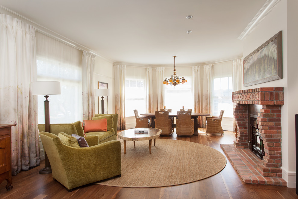 Источник вдохновения для домашнего уюта: гостиная комната среднего размера в классическом стиле с белыми стенами, темным паркетным полом, стандартным камином и фасадом камина из кирпича