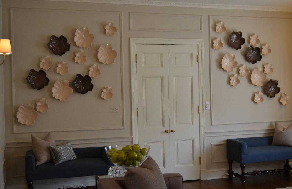 Großes, Repräsentatives, Fernseherloses, Abgetrenntes Modernes Wohnzimmer mit beiger Wandfarbe und braunem Holzboden in Washington, D.C.