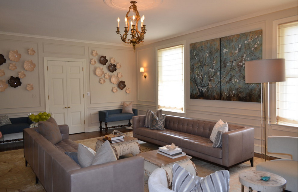 Cette image montre un grand salon minimaliste fermé avec une salle de réception, un mur beige, un sol en bois brun, une cheminée standard, un manteau de cheminée en pierre et aucun téléviseur.