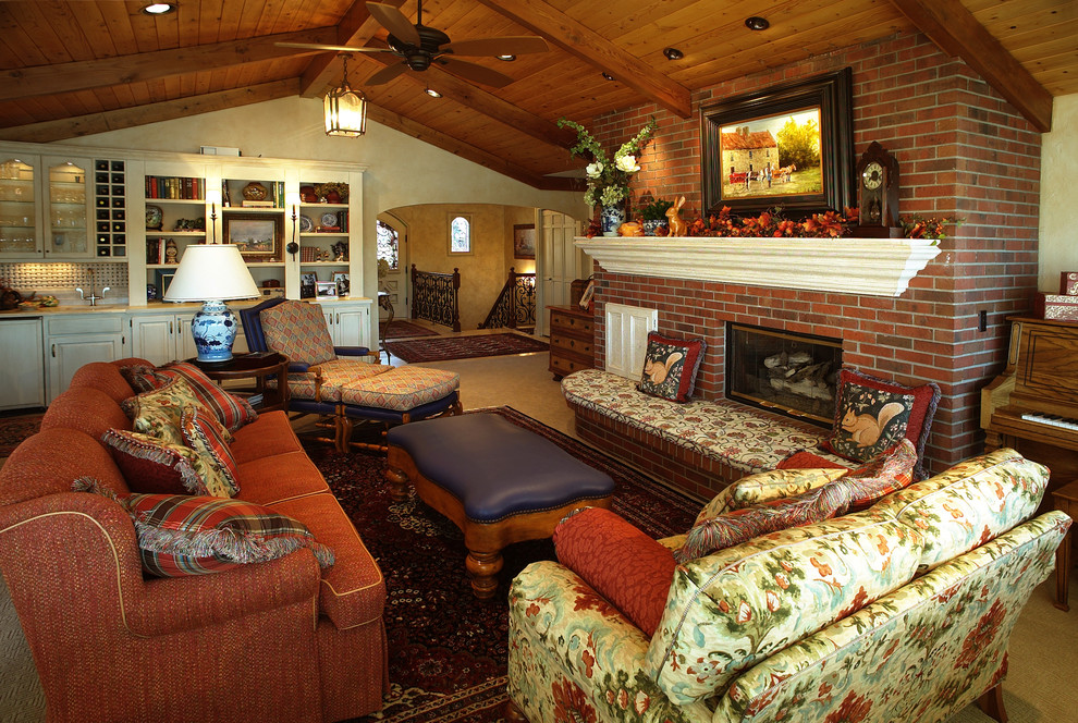 На фото: гостиная комната в классическом стиле с стандартным камином, фасадом камина из кирпича и ковром на полу без телевизора с