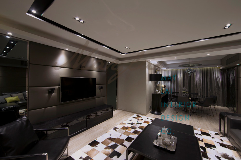 Идея дизайна: открытая гостиная комната в стиле модернизм с телевизором на стене и серыми стенами