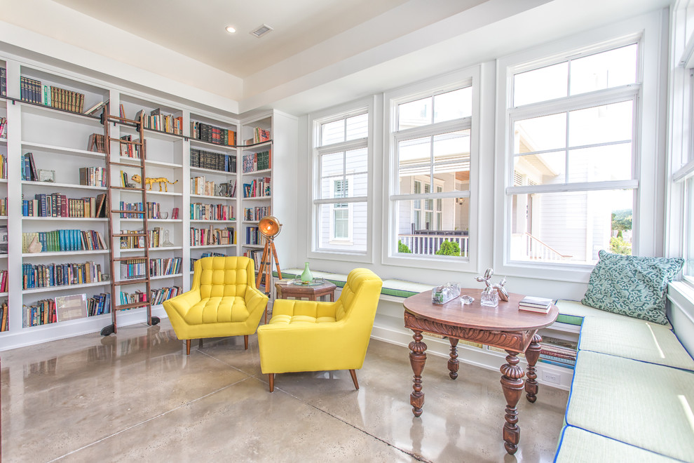 Idee per un soggiorno design chiuso con libreria, pareti bianche e pavimento beige