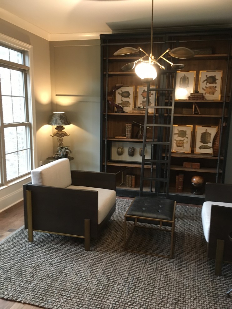 Пример оригинального дизайна: открытая гостиная комната среднего размера в стиле кантри с с книжными шкафами и полками, бежевыми стенами, паркетным полом среднего тона и коричневым полом без камина, телевизора