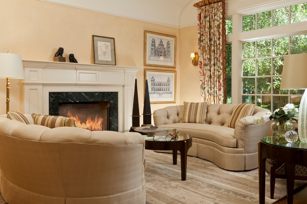 Repräsentatives Klassisches Wohnzimmer mit beiger Wandfarbe und Kamin in San Francisco