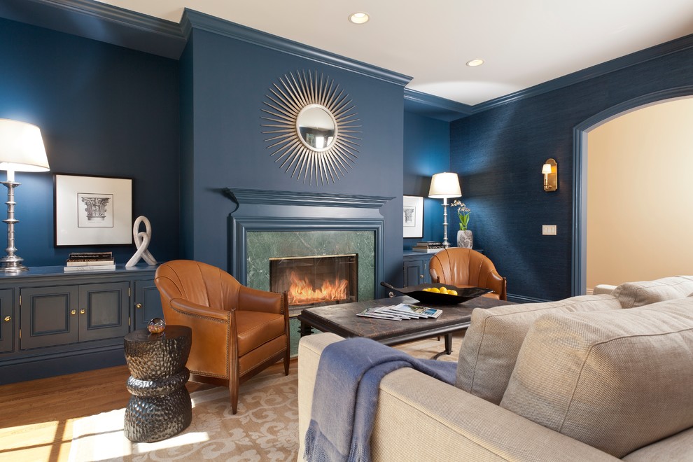 Cette image montre un salon traditionnel fermé avec un mur bleu et une cheminée standard.