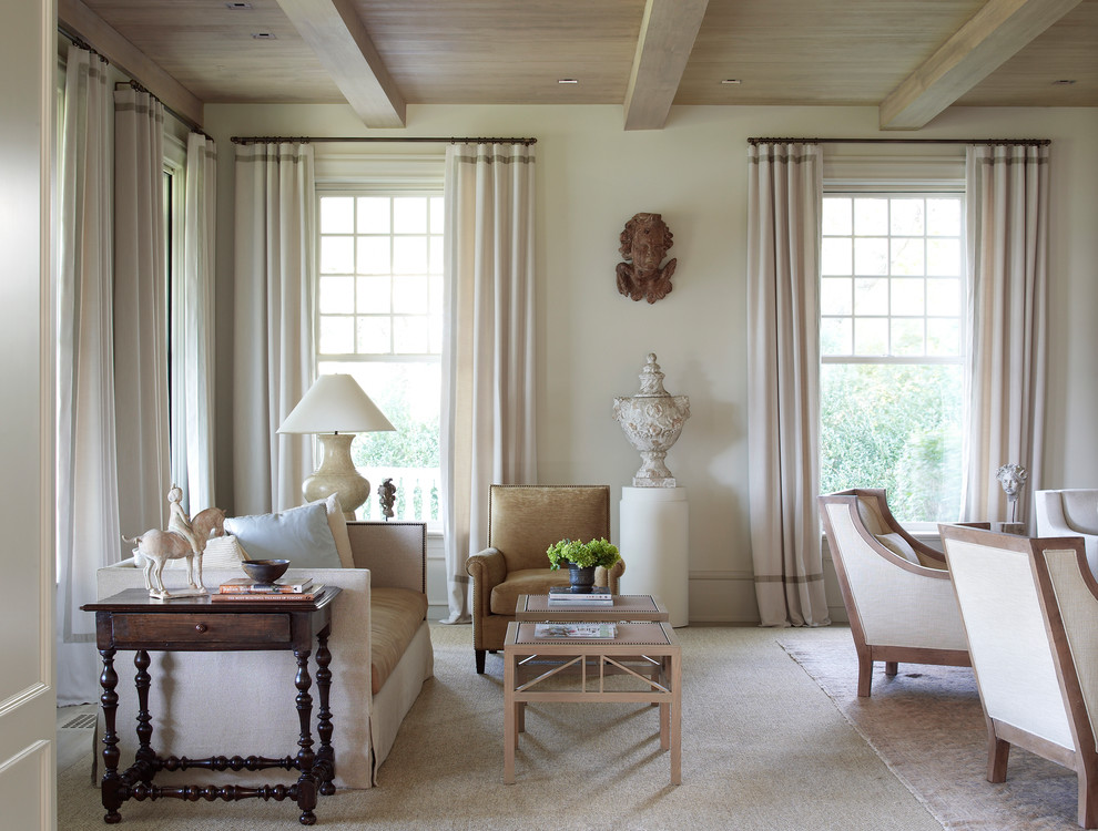 Foto på ett stort lantligt separat vardagsrum, med ett finrum, beige väggar, heltäckningsmatta och beiget golv