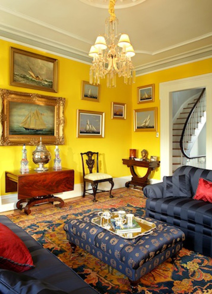 Свежая идея для дизайна: парадная, изолированная гостиная комната среднего размера в стиле фьюжн с желтыми стенами, светлым паркетным полом, стандартным камином и фасадом камина из камня без телевизора - отличное фото интерьера