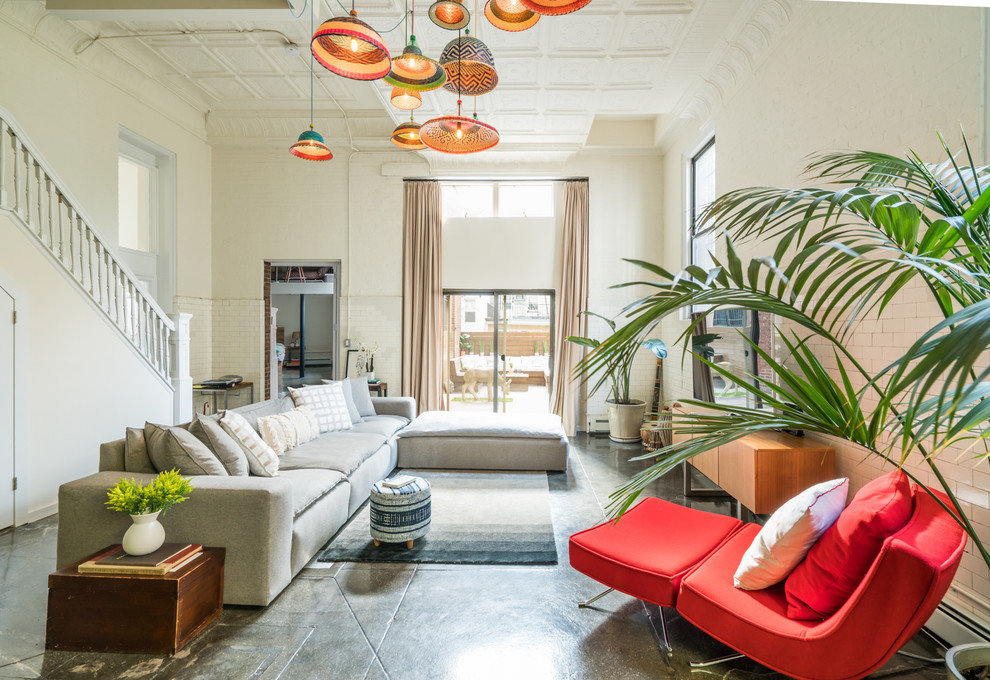 Großes, Offenes Eklektisches Wohnzimmer mit weißer Wandfarbe, Betonboden, freistehendem TV und grauem Boden in New York