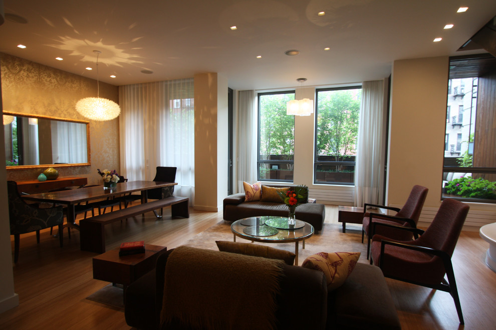 Exemple d'un salon tendance avec un mur beige, un sol en bois brun, aucune cheminée et aucun téléviseur.