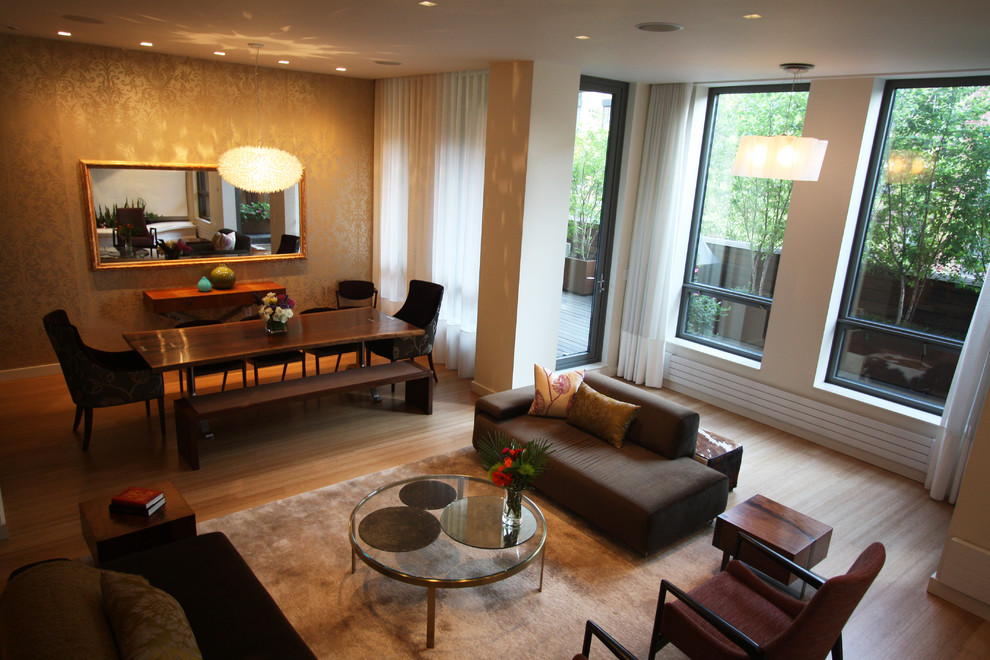 Пример оригинального дизайна: открытая гостиная комната в современном стиле с бежевыми стенами и светлым паркетным полом без камина, телевизора
