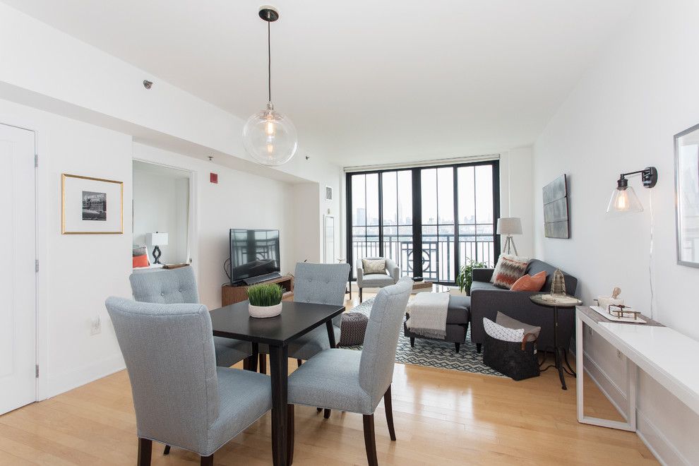 Immagine di un piccolo soggiorno moderno aperto con pareti bianche, parquet chiaro e TV autoportante