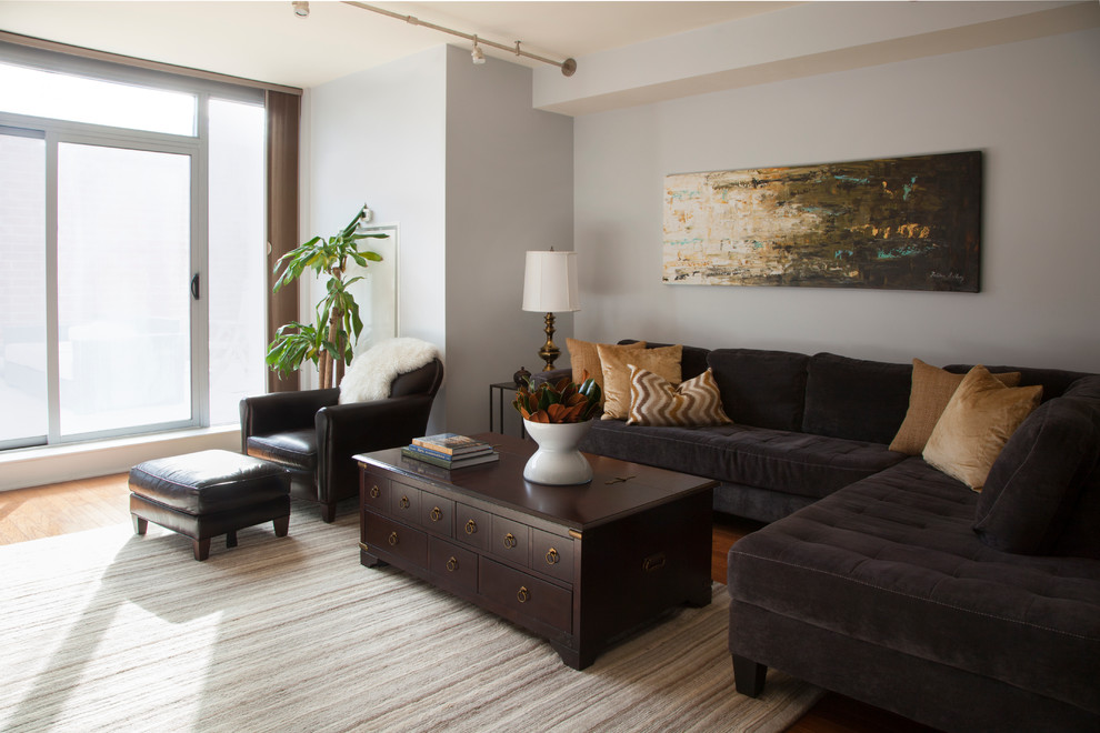 Imagen de salón abierto contemporáneo de tamaño medio con paredes grises y suelo de madera clara