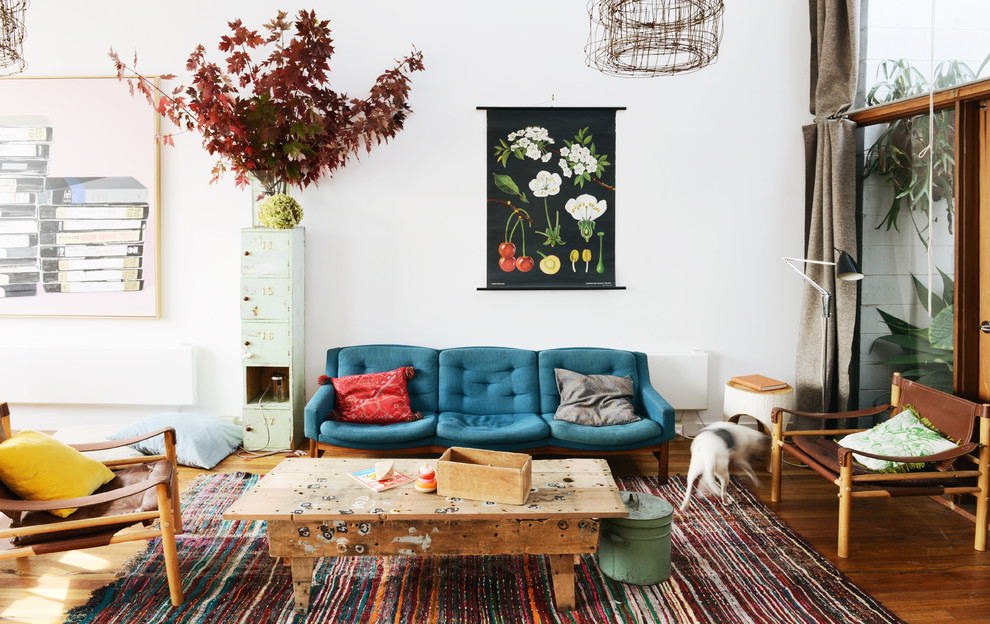 Großes, Offenes Eklektisches Wohnzimmer mit weißer Wandfarbe und braunem Holzboden in Sydney