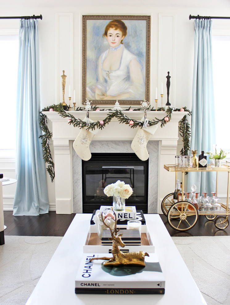 Inspiration pour un salon traditionnel avec une salle de réception, un mur blanc, une cheminée standard et un manteau de cheminée en pierre.