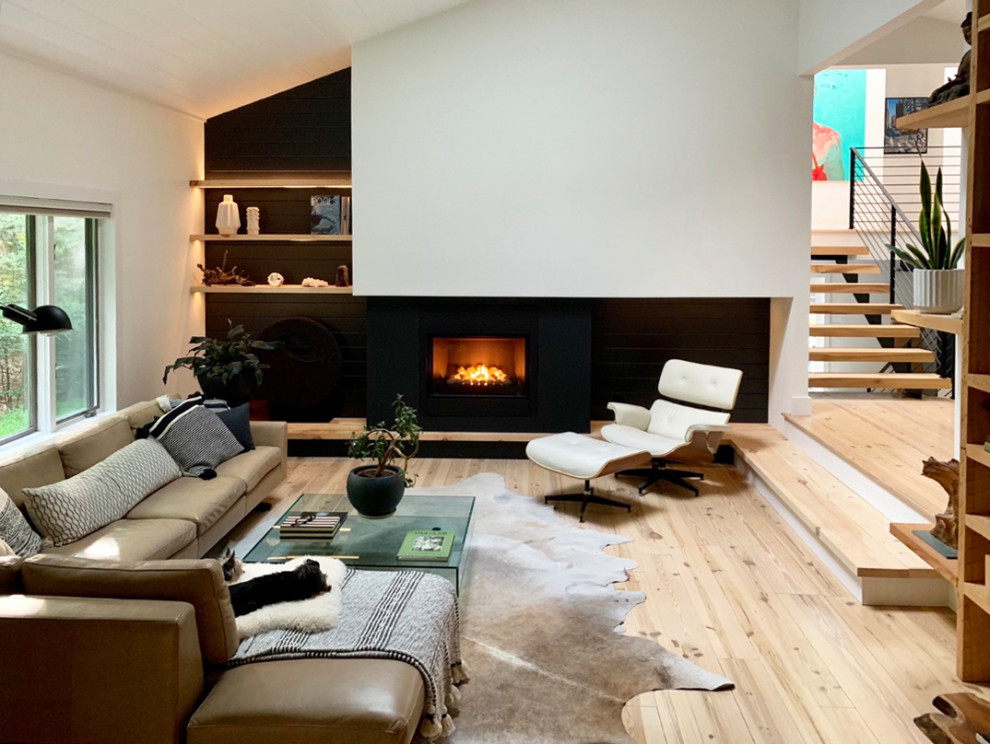 Skandinavisches Wohnzimmer mit weißer Wandfarbe, hellem Holzboden, Gaskamin und beigem Boden in New York