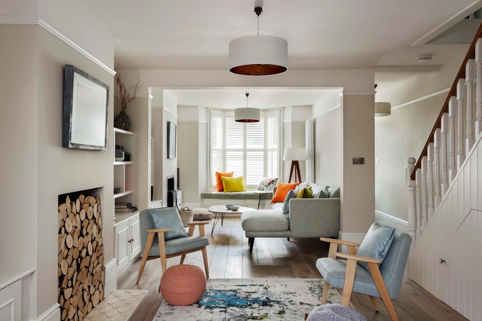 Ispirazione per un soggiorno contemporaneo di medie dimensioni e aperto con pareti beige e parquet chiaro