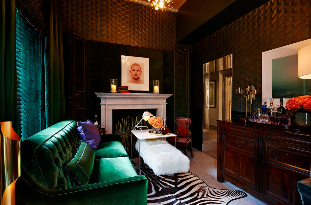 Стильный дизайн: маленькая изолированная гостиная комната в классическом стиле с зелеными стенами, деревянным полом, стандартным камином и фасадом камина из камня для на участке и в саду - последний тренд