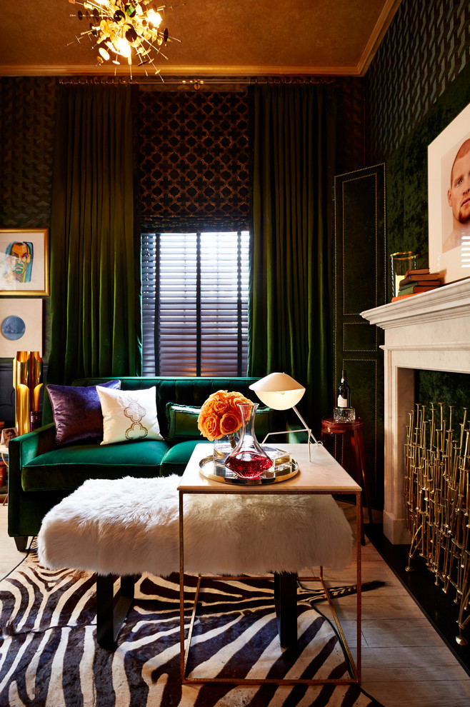 Immagine di un piccolo soggiorno classico chiuso con pareti verdi, camino classico, cornice del camino in pietra e parquet chiaro