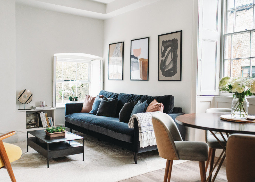 Idee per un soggiorno chic aperto con pareti bianche, parquet chiaro e pavimento beige