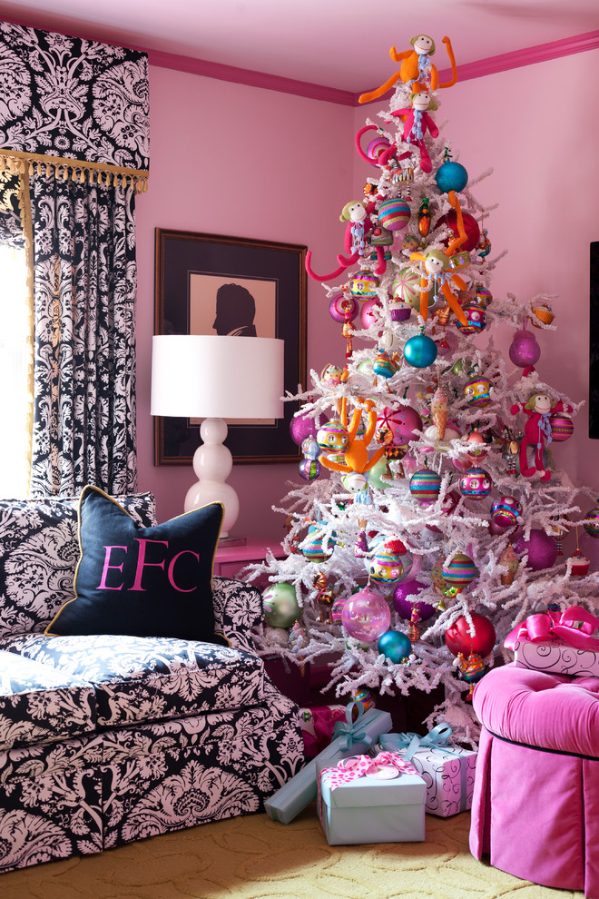 Стильный дизайн: гостиная комната в стиле фьюжн с розовыми стенами и красивыми шторами - последний тренд