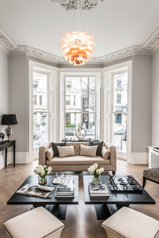 Repräsentatives, Abgetrenntes Klassisches Wohnzimmer mit grauer Wandfarbe, braunem Holzboden und braunem Boden in London
