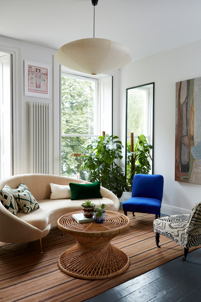 Kleines, Repräsentatives Stilmix Wohnzimmer mit weißer Wandfarbe und dunklem Holzboden in London