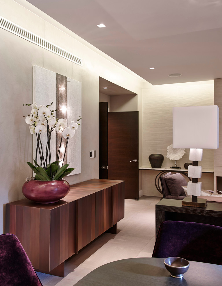 Foto di un soggiorno contemporaneo aperto con sala formale, pareti beige e parquet chiaro