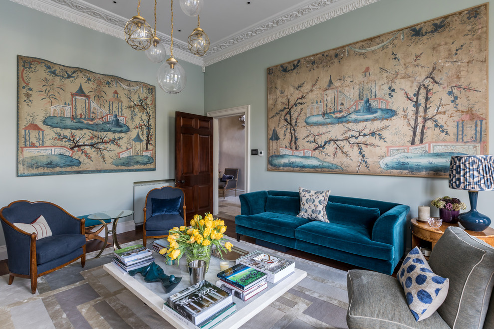 Foto på ett orientaliskt separat vardagsrum, med blå väggar