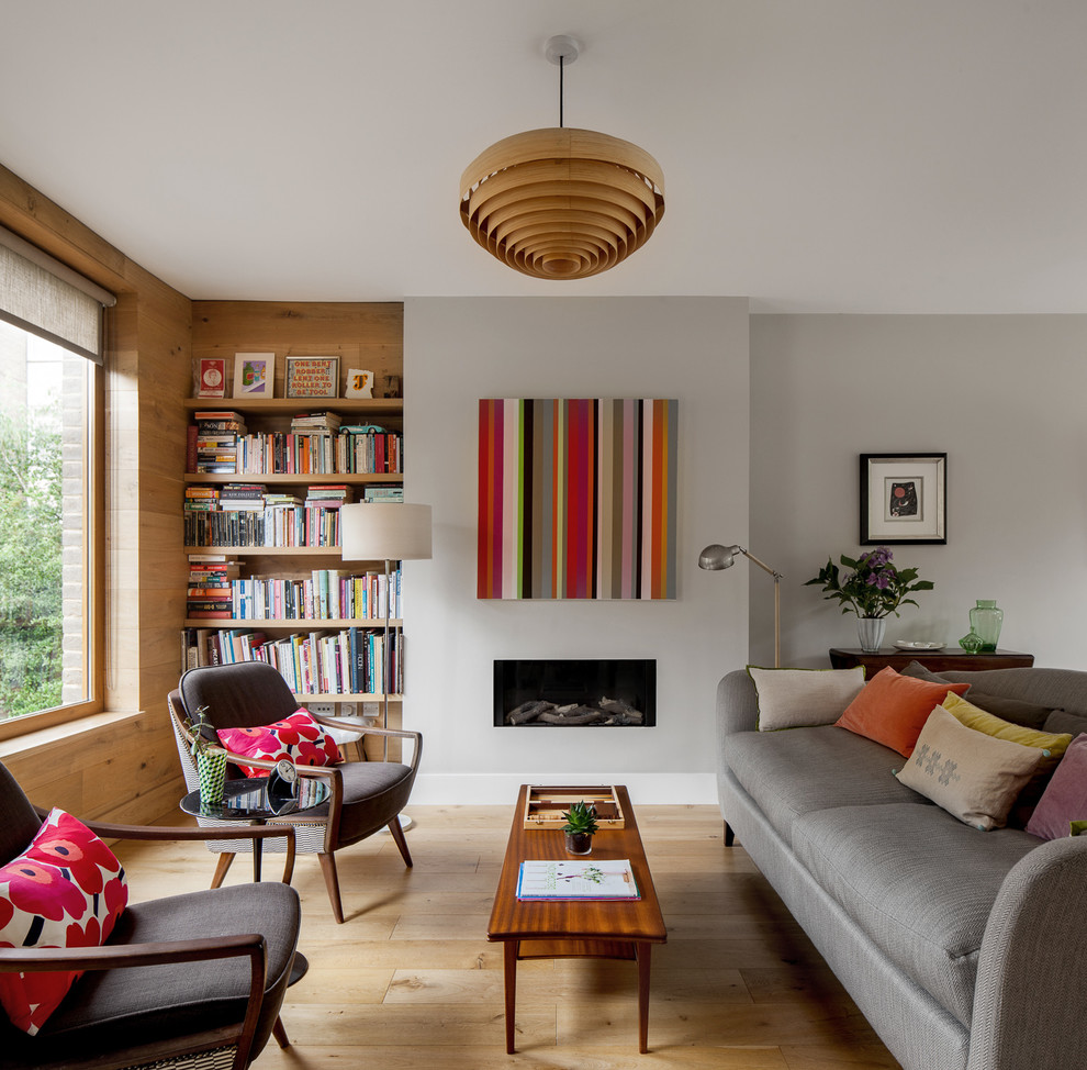 Kleines, Offenes Klassisches Wohnzimmer mit grauer Wandfarbe, hellem Holzboden, Gaskamin, verputzter Kaminumrandung und braunem Boden in London