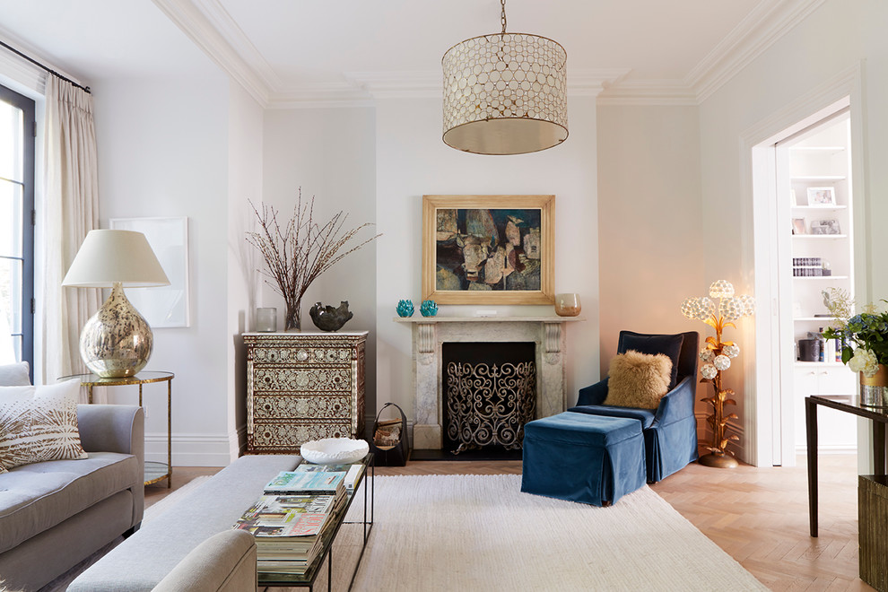 Klassisches Wohnzimmer mit weißer Wandfarbe, hellem Holzboden und Kamin in London
