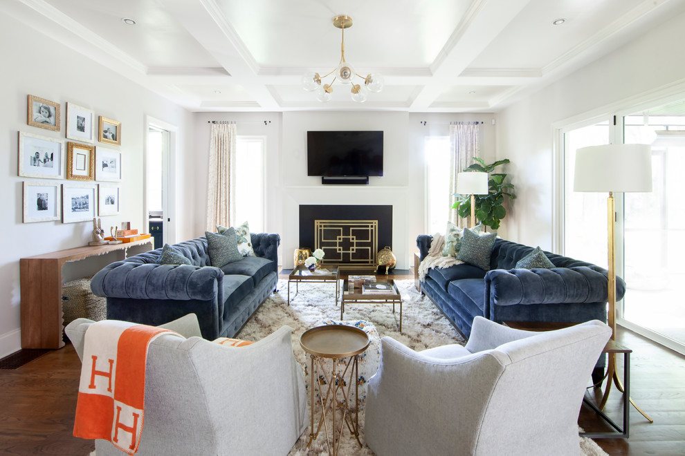 Klassisches Wohnzimmer mit weißer Wandfarbe, braunem Holzboden, Kamin, TV-Wand und braunem Boden in Charlotte