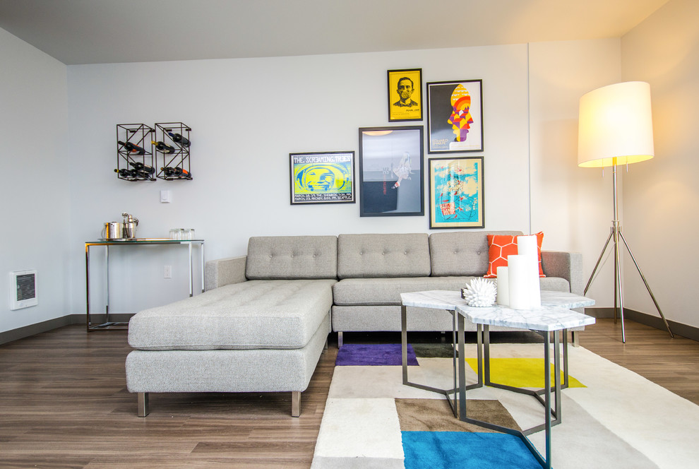 Modernes Wohnzimmer mit weißer Wandfarbe in Seattle