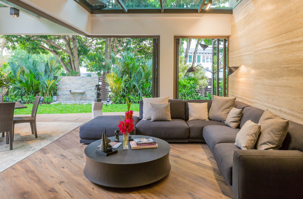 Idee per un soggiorno contemporaneo aperto con pareti beige e pavimento in legno massello medio
